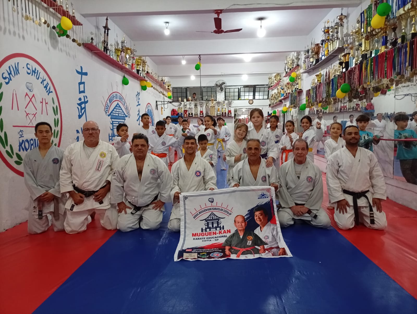 Tatame Central do Dojo Muguen Kan em Cotia com Professores e Alunos