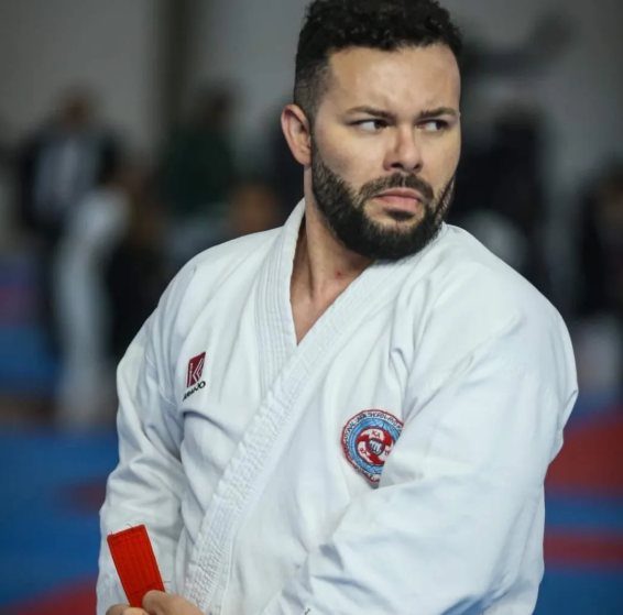 Prof. Danilo professor de Karate-Do e Kobu-Do com dogi oficial Shinshukan