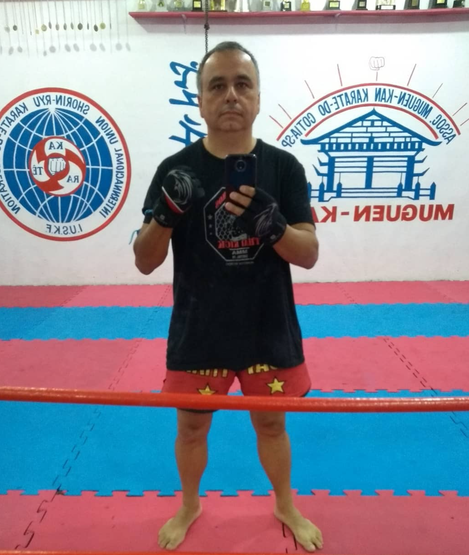 Prof. Juan professor de Muay Thai no ringue de treino